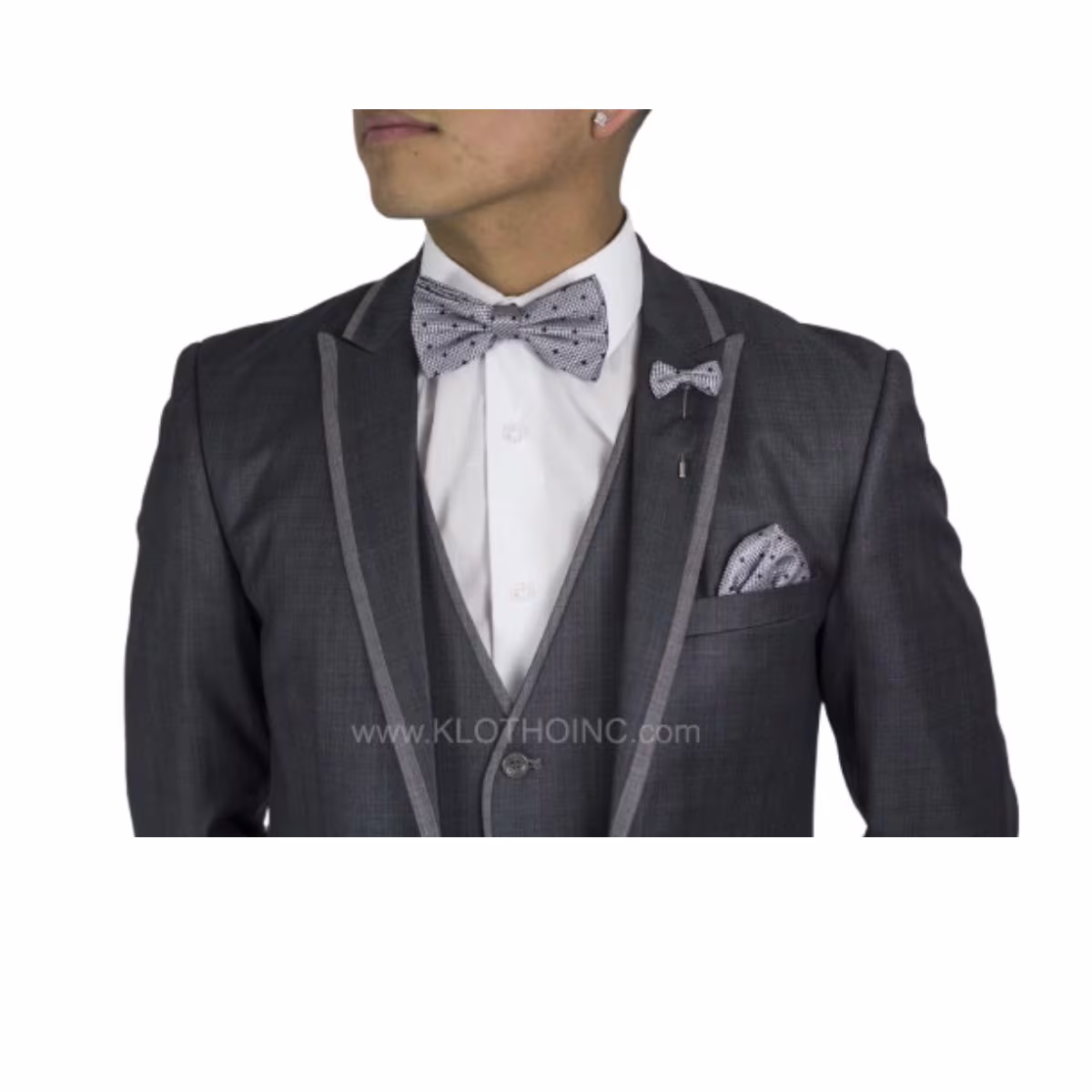 4 Tuxedo Gris Charcoal, Corte Slim Fit, Tres piezas, Saco de Dos Botones con Cuello Triangular